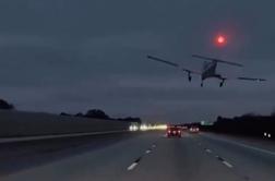 Neverjetni zasilni pristanek na avtocesti #video