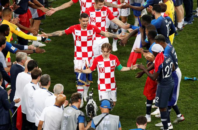 20 let je minilo od zgodovinskega uspeha vatrenih na mundialu v Franciji. Hrvaška je tedaj osvojila tretje mesto. Tokratna generacija z najboljšim igralcem prvenstva Luko Modrićem na čelu, pa je spisala še bolj neverjetno zgodbo, dosanjala finale, kjer pa je bila močnejša Francija (4:2).  | Foto: 