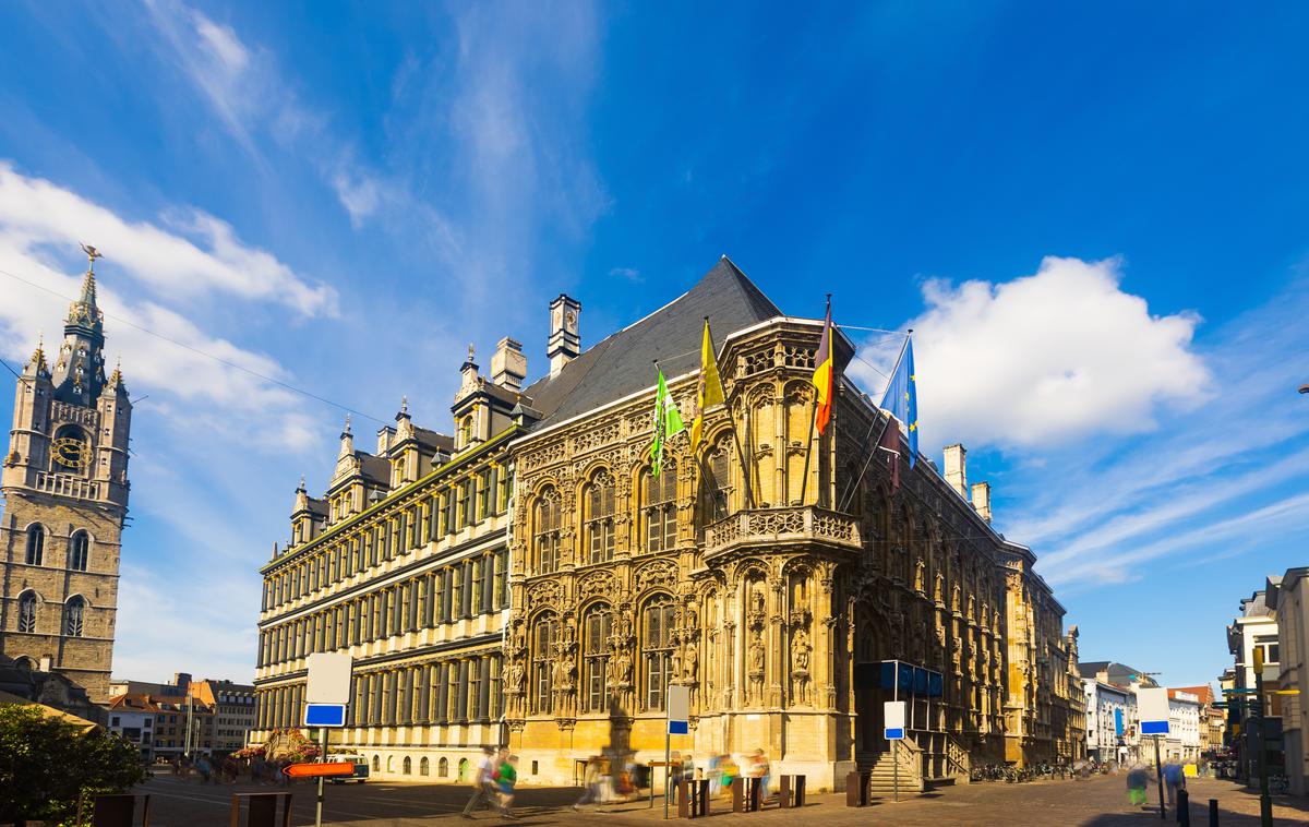 Gent, Belgija, mestna hiša | Mestne oblasti belgijskega Genta sodelujejo s tamkajšnjo univerzo in raziskovalnimi središči proizvajalcev v tamkajšnjem znanstveno-tehnološkem parku pri sistemskem reševanju vprašanj in izzivov, ki izboljšujejo kakovost življenja v njihovem mestu. Na fotografiji: gentska mestna hiša. | Foto Shutterstock