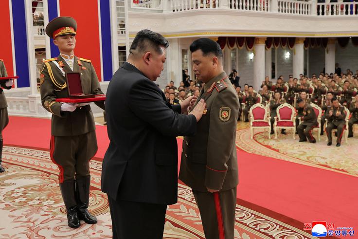 Kim Džong Un je odlikoval severnokorejske vojake, ki so sodelovali v spopadih v Kursku. | Foto: Reuters