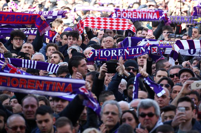 Navijači Fiorentine so se v središču Firenc začeli zbirati že v zgodnjih jutranjih urah. | Foto: Reuters