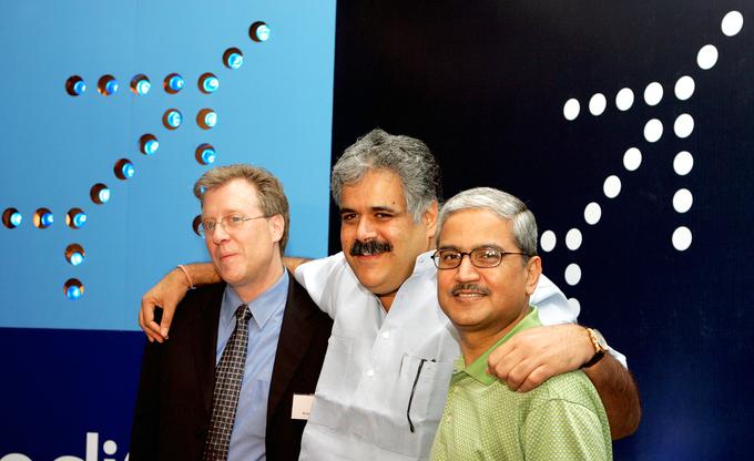 Rahul Bhatia, 55 let, soustanovitelj, IndieGo, Indija (v sredini), na fotografiji z Brucem Ashbyjem, direktorjem Oneworld (levo), ime osebe na desni ni znano.  | Foto: Reuters