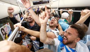 Argentina je ponorela: osmrtnice, lovec na glavo Maradona in množična selitev