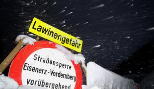 V Avstriji snežni plaz zasul hotel, umrl češki smučar