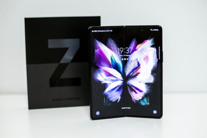 Pregibni telefon Samsung Galaxy Z Fold3 je v primerjavi s svojim lanskim neposrednim predhodnikom lažji za dobrih deset gramov. | Foto: Ana Kovač