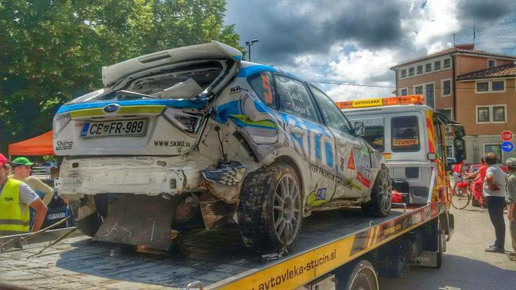 Lov za sekundami se je tako nesrečno končal za subaru imprezo, ki sta jo vozila Boštjan Logar in Darko Lah. Na srečo jo je skupila le pločevina. (foto: Gašper Podbregar) | Foto: 