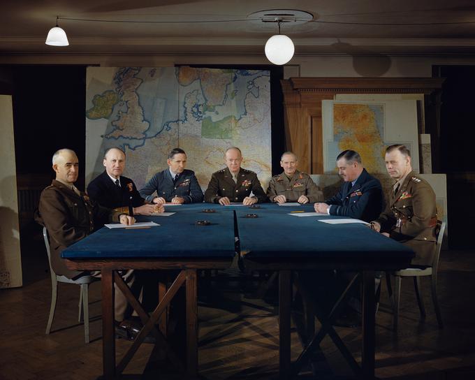 Vrhovno poveljstvo zavezniških sil v Londonu, 1944. V sredini sedi ameriški general in poznejši predsednik ZDA Dwight D. Eisenhower.  | Foto: Britanski Imperialni vojni muzej (IWM)