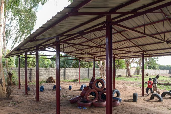 Večgeneracijski izobraževalni center v Gambiji nastaja v sodelovanju humanitarne organizacije Streha za vse, ljubljanske arhitekturne fakultete in slovenske nevladne humanitarne organizacije Društvo za otroke sveta. | Foto: 