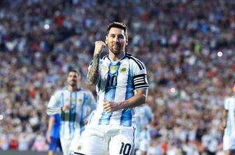 Branilci naslova suvereni, Messi v polno