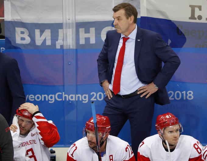 Ruski selektor, ki je po porazu s Slovaki taktično prevzel odgovornost, upa, da bodo njegovi varovanci na tekmi s Slovenijo manj nervozni in jo začeli pod manjšim pritiskom. | Foto: Reuters