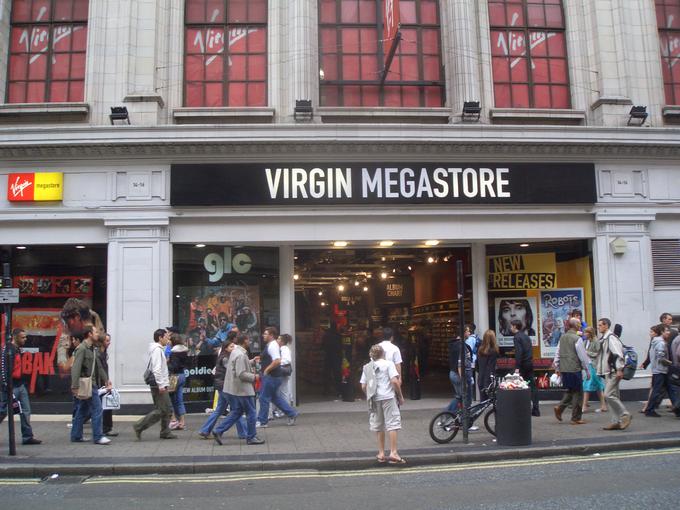 S polnimi žepi gotovine je Branson v svetovnih velemestih začel odpirati prodajalne glasbenih medijev, videoiger in filmov Virgin Megastore. Na vrhuncu obiskanosti sredi 90. let jih je bilo po svetu več sto, danes jih je le še nekaj deset. | Foto: 