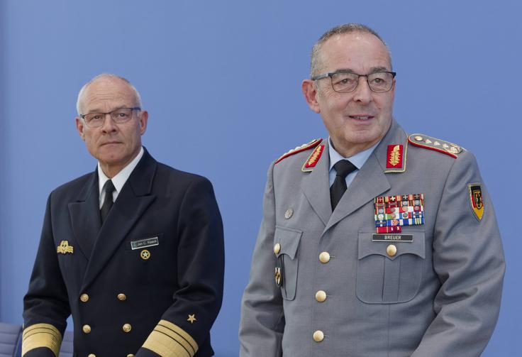 Vojaško vajo Bojni voz sta ta ponedeljek v Berlinu predstavila general Carsten Breuer (levo) in viceadmiral Jan Christian Kaack. Prvi je poveljnik nemške vojske, drugi pa nemške vojaške mornarice. | Foto: Guliverimage