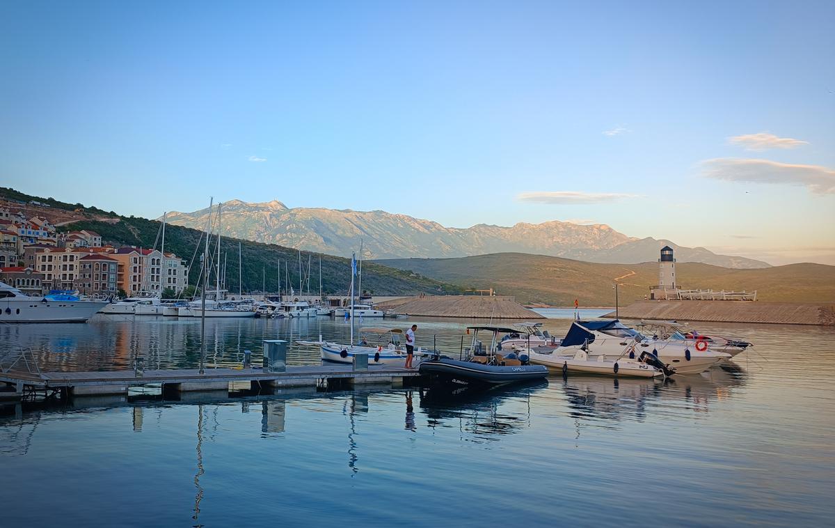 Črna gora | Po besedah nepremičninskih agentov večina kupcev nepremičnin trenutno prihaja iz Turčije, Rusije pa tudi držav Evropske unije. | Foto Ksenija Mlinar