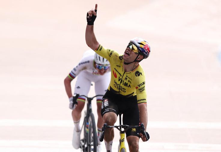 Wout van Aert je po veliki zmagi na dirki Pariz–Roubaix pogledal proti nebu in razkril, da je ta trenutek nosil v sebi vse od leta 2018. | Foto: Reuters