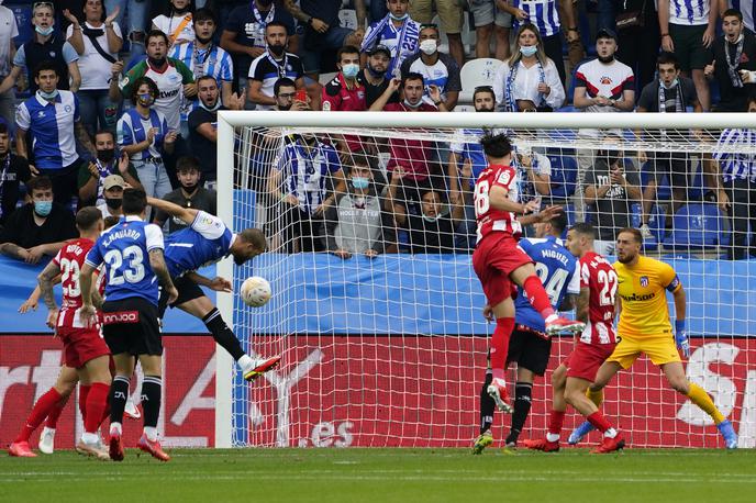 Alaves Atletico Victor Laguardia | Trenutek, ko je Victor Laguardia z glavo natančno streljal proti vratom Jana Oblaka in dosegel zadetek za zmago. | Foto Reuters