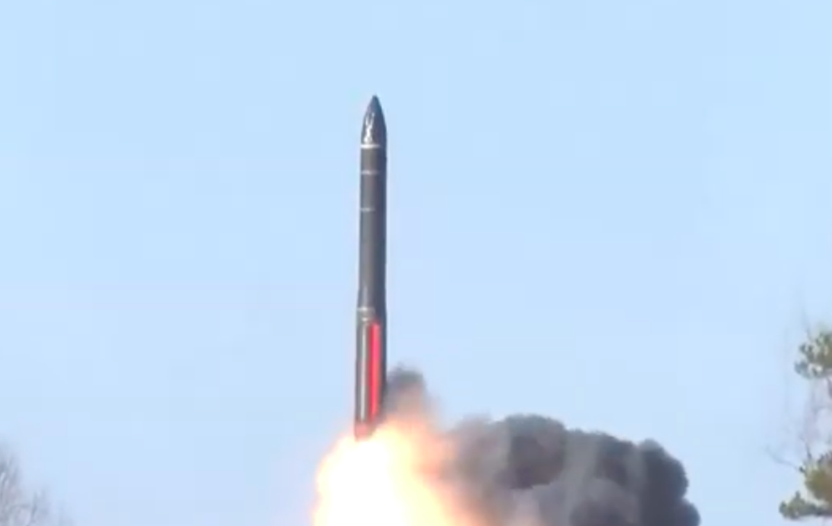 Izstrelitev rakete burevestnik | Burevestnik je ruska beseda za eno od morskih ptic (tukaj je malo zmede, ker se včasih navaja, da gre za viharnika, drugič pa za strakoša oziroma severnega strmoglavega strakoša), ki je značilna za severna morja. | Foto posnetek zaslona/ruska vojska/Youtube