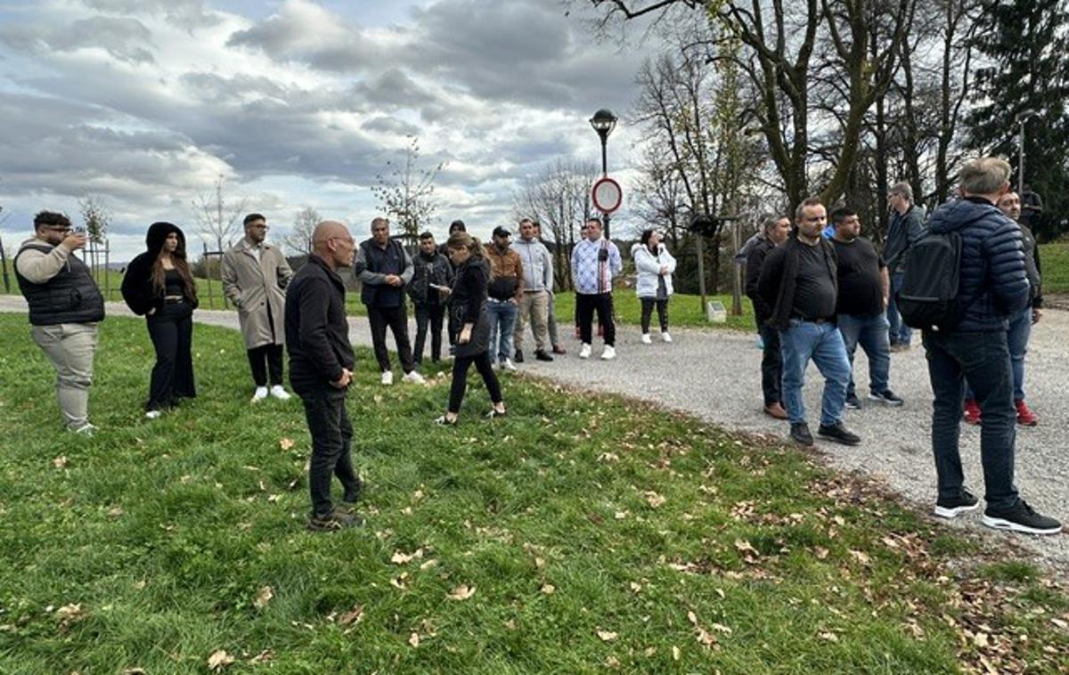 Shod predstavnikov romske skupnosti v Črnomlju | Kevin Tudija, sicer sin romskega svetnika iz Metlike, je dejal, da jih je po sobotni tragediji strah iti v mesto, ker ne vedo, kako jih bodo gledali, kaj jim bodo rekli, ali jih bodo celo žalili ali napadli. | Foto STA