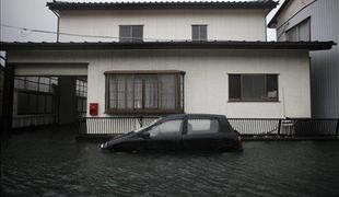 Japonske oblasti pozivajo k množični evakuaciji zaradi poplav