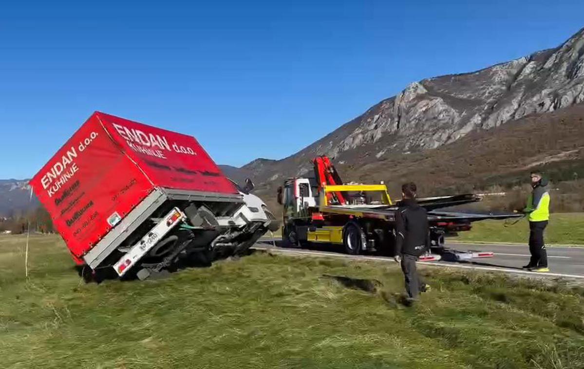 burja, kombi, prevrnjeno vozilo | Vetrovno bo, napovedujejo na agenciji za okolje. Na fotografiji je zaradi močnega vetra prevrnjen kombi na regionalni cesti med Podnanosom in Vipavo, december 2024. | Foto Timotej Curk / facebook