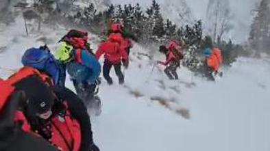 V takih razmerah so reševali madžarsko pohodnico. Reševanje moškega ustavljeno. #video