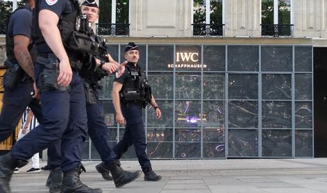 V Parizu policisti po napadu z nožem ubili moškega