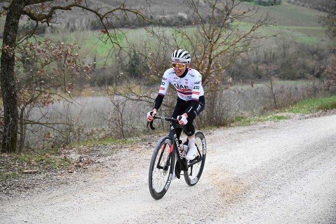 Tadej Pogačar se odlično znajde na makadamu. To dokazujeta tudi dve dominantni zmagi na dirki Strade Bianche. | Foto: Guliverimage