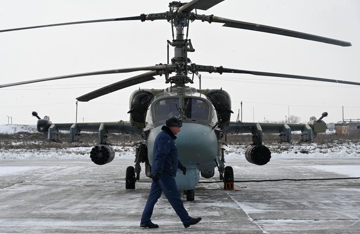 Ruski pilot in helikopter Ka-52 "Alligator" | Foto: Reuters