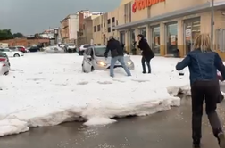 Močna nevihta prizadela Valencio: ulice zasute s plastmi toče #video