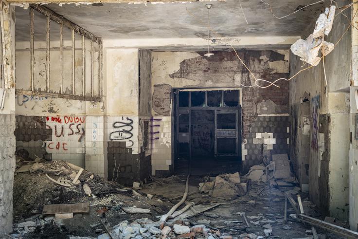 Propadajoči hotel je bil nekaj časa tudi zatočišče marginaliziranih skupin, a je kasneje postal prenevaren še zanje. | Foto: Bojan Puhek