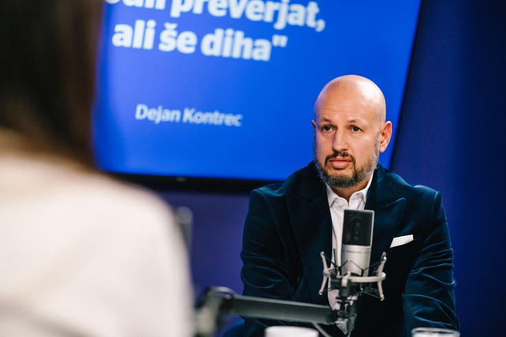 "Pomembno je, da si zadovoljen sam s sabo, da si lahko z drugimi," poudarja Dejan, ki mu nikoli ni bilo težko biti sam in dodaja: "Z Nino sem zato, ker sem rad z njo." | Foto: Jan Lukanović