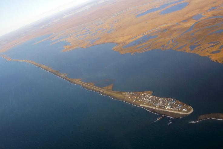 Taljenje ledu in posledično dvigovanje gladine morja med drugim ogrožata tudi vas Kivalina na Aljaski, v kateri živi okoli 400 ljudi. | Foto: Reuters