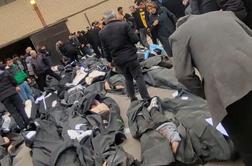 Grozljivi posnetki iz mrtvašnice: trupla ležijo na dvorišču, pokojne prikazujejo na zaslonih #video