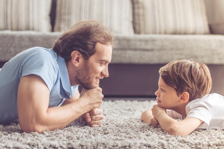 Ob naši polni prisotnosti lahko otrok spregovori o čemerkoli, o vsem, karkoli se dogaja znotraj njega. Lahko so to pozitivne stvari ali pa neprijetna občutja.  | Foto: Shutterstock