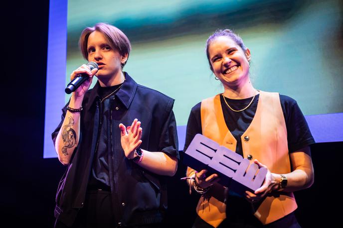 freekind. MME |  Sara Ester Gredelj in Nina Korošak Serčič ob prejemu nagrade MME. | Foto Niels Knelis