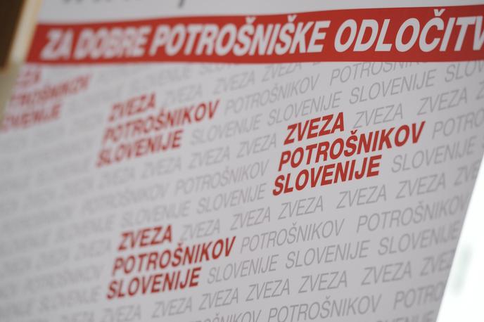 Zveza potrošnikov Slovenije | Glede na ugotovitve na Zvezi potrošnikov Slovenije ocenjujejo, da gre za zavajajočo poslovno prakso, saj podjetje podaja neresnične in zavajajoče informacije o glavnih značilnostih izdelkov. | Foto STA