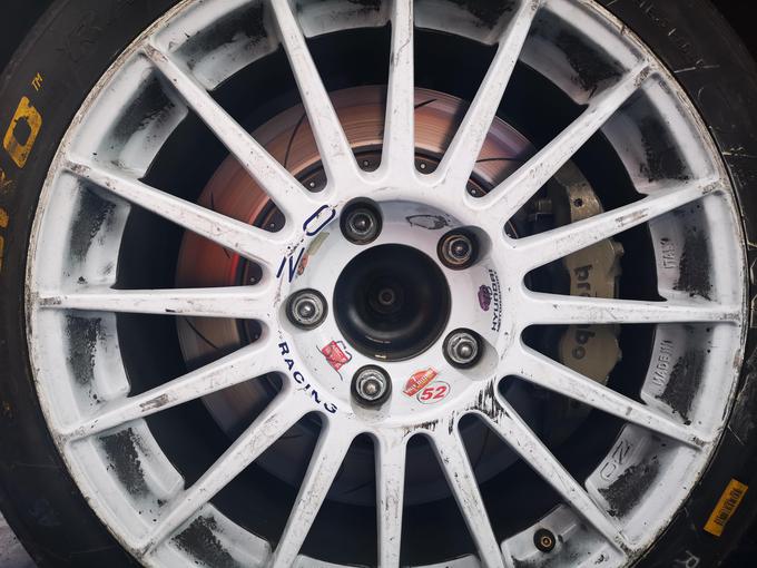 Dirkalnik R5 je na asfaltu obut v 18-palčna kolesa, znotraj katerih so zavorni diski s premerom 355 milimetrov. | Foto: Gregor Pavšič