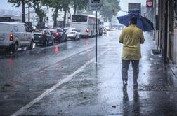 Obilne padavine poplavile ceste, kmalu tudi prve snežinke do nižin