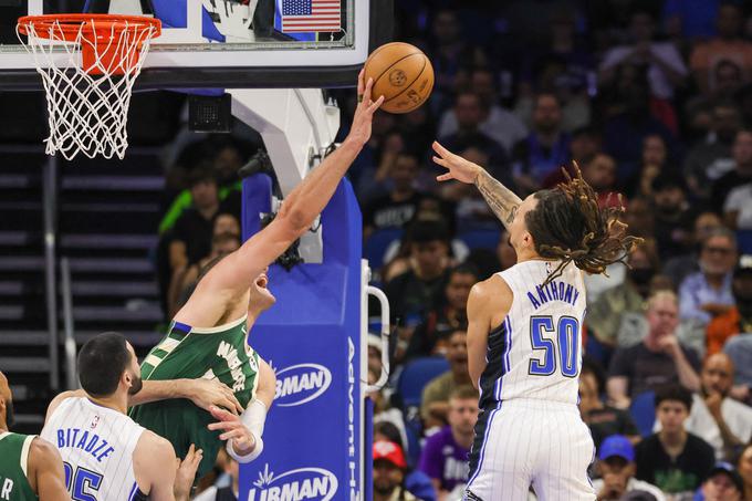 Brook Lopez se ni izkazal le v napadu, ampak tudi v obrambi. Tako je blokiral met najboljšega strelca Orlanda Cola Anthonyja (23 točk). | Foto: Reuters