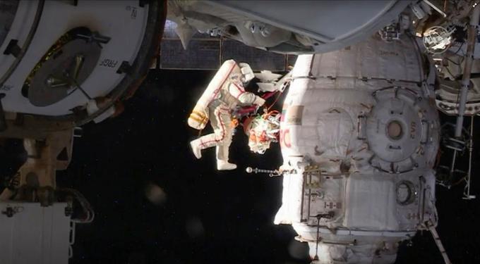 Ruska kozmonavta (na fotografiji Oleg Kononenko) sta izvedla vesoljski sprehod, da bi razkrila pravi vzrok za nastanek luknje v kapsuli Sojuz.  | Foto: Reuters