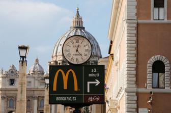 Kontroverzni vatikanski McDonald's: Nahranili bomo brezdomce