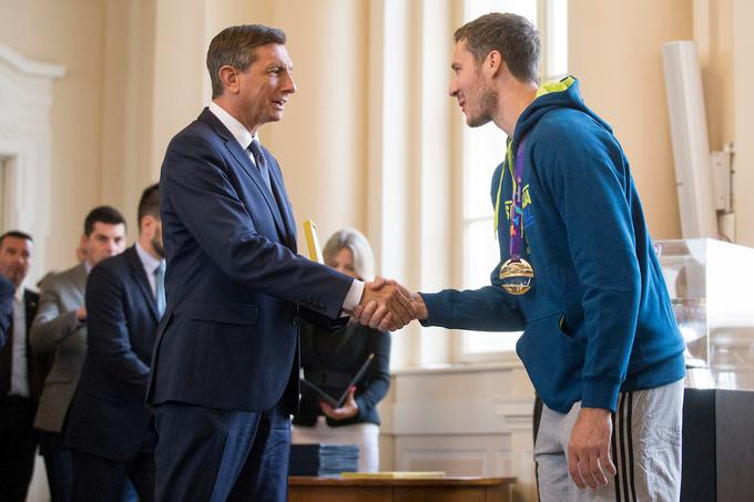 Borut Pahor je izročil zlati red za posebne zasluge Goranu Dragiću kot kapetanu košarkarske reprezentance, ki je lani osvojila zlato medaljo. | Foto: Urban Urbanc/Sportida