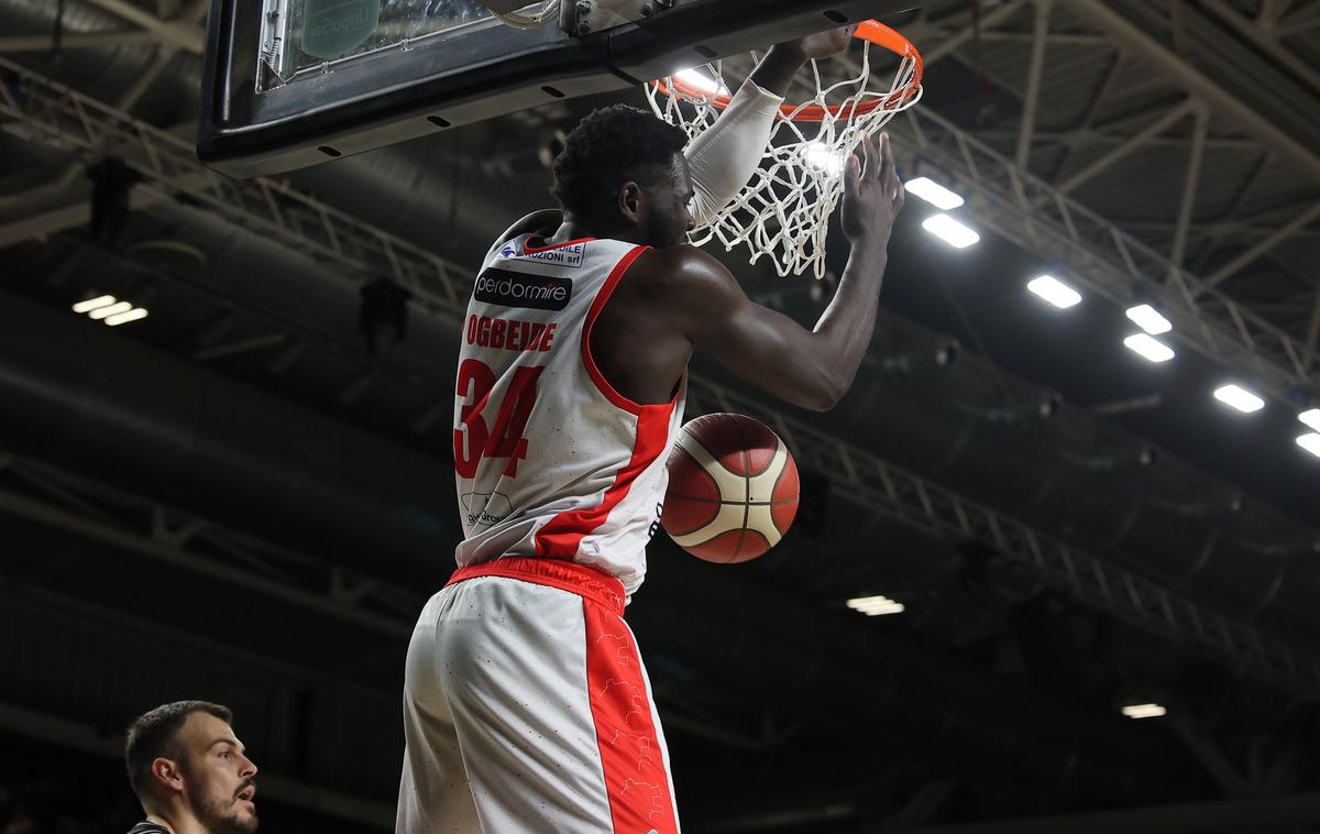 Derek Ogbeide | Derek Ogbeide je zadnji košarkar, ki je okrepil vrste Cedevite Olimpije. | Foto Reuters