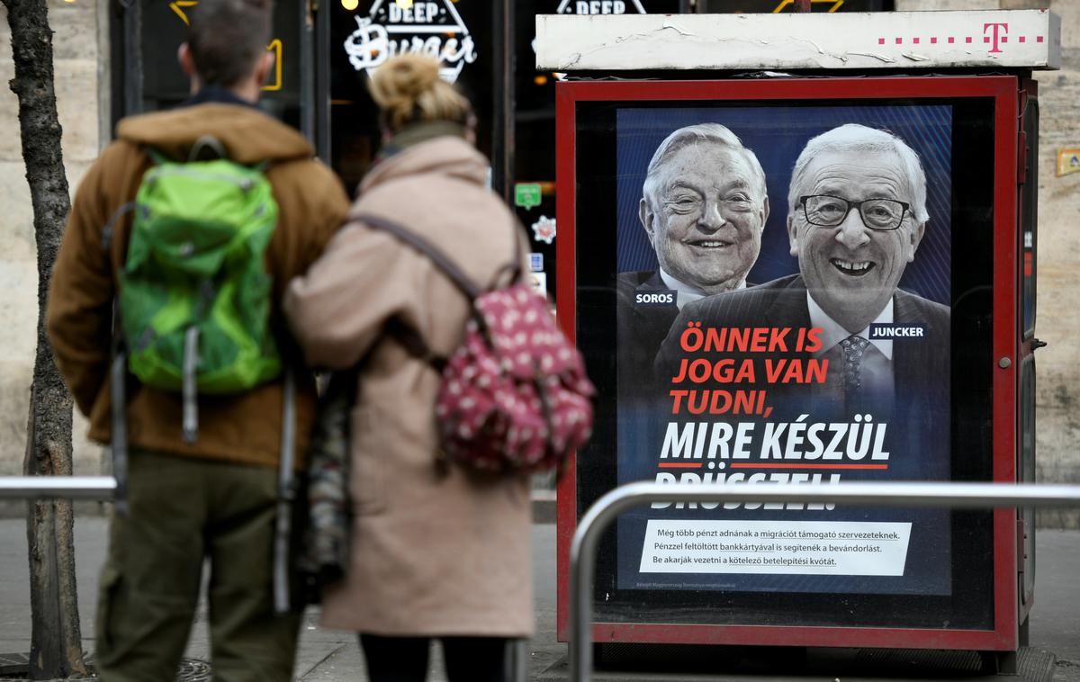 Jean-Claude Juncker in George Soros | Madžarska vlada je sporočila, da bo prihodnji teden zamenjala sporne protievropske plakate. | Foto Reuters