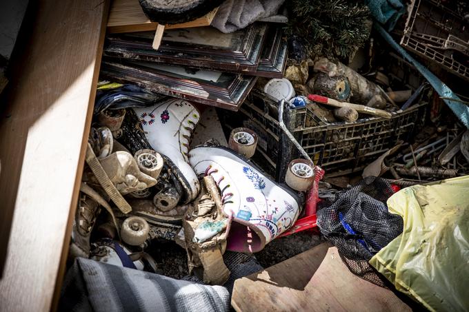 Občine in ljudje se pri reševanju posledic poplav soočajo s številnimi izzivi, tudi z ogromnimi količinami odpadkov.  | Foto: Ana Kovač