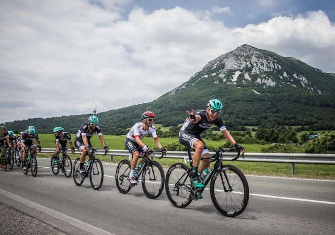 Rafal Majka (v belem) bo preveril, kako dobro so noge pripravljene za znameniti Tour, na katerem ima velike načrte. | Foto: Vid Ponikvar