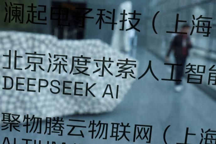 DeepSeek AI | Napis DeepSeek AI na sedežu družbe DeepSeek v Pekingu, prestolnici Kitajske | Foto Reuters