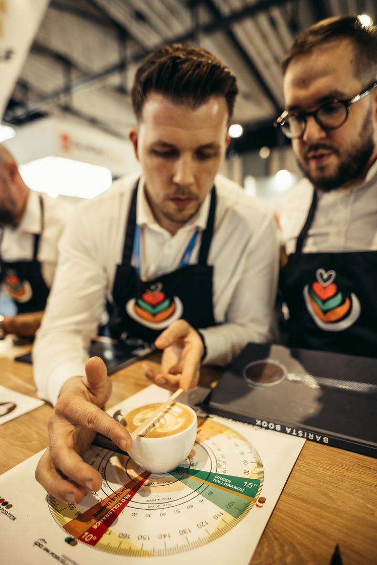 Aleš Gorenc (levo), edini dobitnik zlatega lončka v Sloveniji, je bil na prvenstvu tudi glavni sodnik. | Foto: Barcaffè