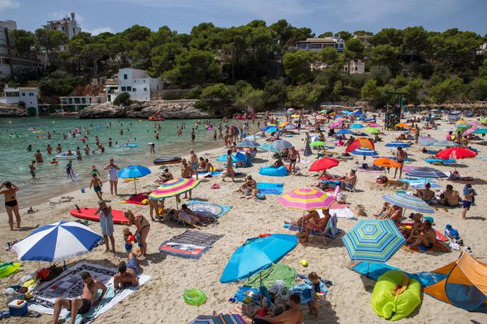 Majorka, plaža | Čeprav so bili protesti doslej mirni, so se po poročanju lokalnih medijev nedavno na Majorki pojavili grafiti z napisi "Ubij turista". | Foto Shutterstock