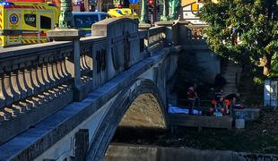 Drama v Ljubljani: pod Zmajskim mostom je umrl moški