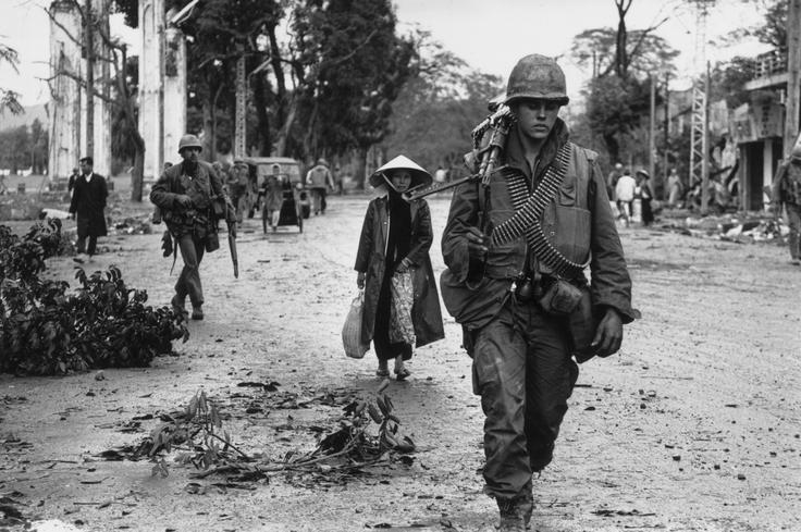 Američani so se v vojno v Vietnamu, kjer je komunistični Severni Vietnam ogrožal Južni Vietanm vpletli v času predsednika Johna F. Kennedyja. Še več vojakov so ZDA v to indokitajsko državo poslali v času predsednika Lyndona B. Johnsona. Iz Vietnama so se vojaški vojaki začeli umikati v času predsednika Richarda Nixona. | Foto: Getty Images